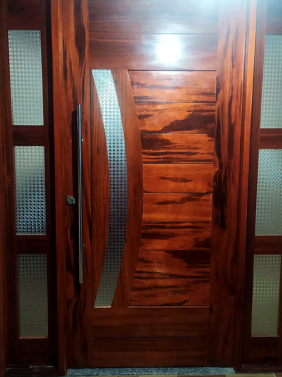 Vidro em porta de madeira