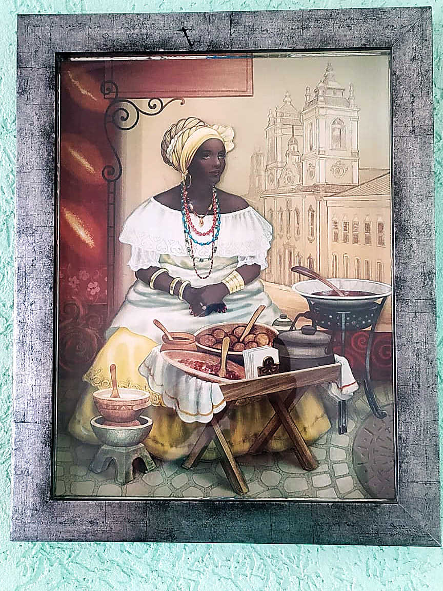 Quadro com moldura prateada em parede verde