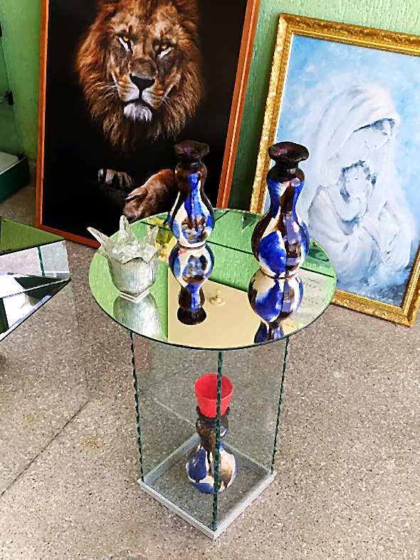Aparador de vidro com tampo espelhado e vasos