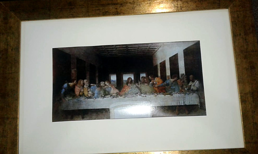 Gravura da Santa Ceia com passe-partout branco e moldura dourada